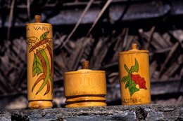 Archipel-des-Comores;-Artisanat;-Bambou;-Boîte;-France;-Kaleidos;-Kaleidos-images;-La-parole-à-limage;-Laurent-Abad;-Mayotte;-Océan-Indien;-Pyrogravure;-Souvenirs;-Stories-Pictures;-Vanille